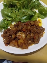 Ragoût de bœuf avec salade