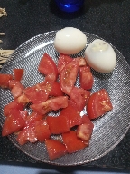 Huevos cocidos con tomate