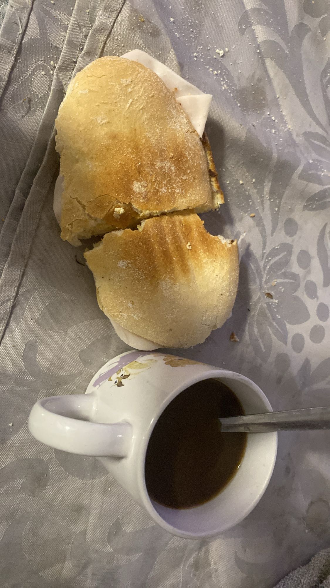Pan con jamón y café