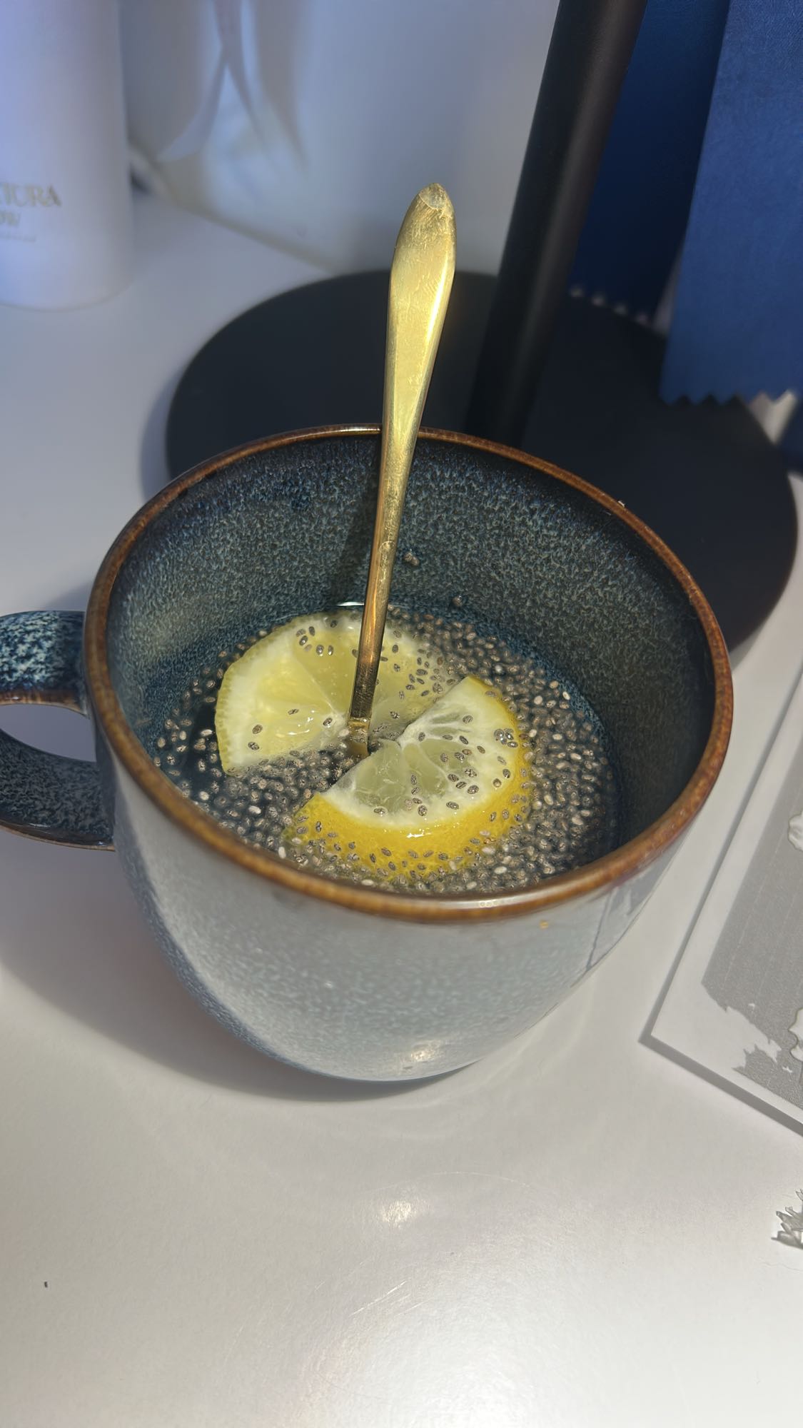 Napój z chia i cytryną