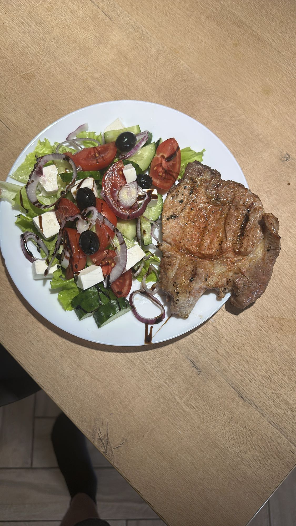 Свиной стейк с салатом