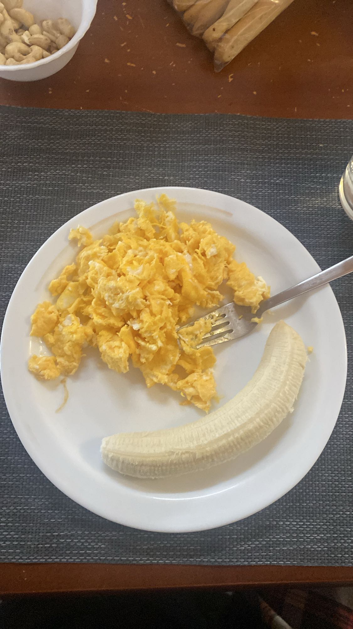 Huevos revueltos con plátano