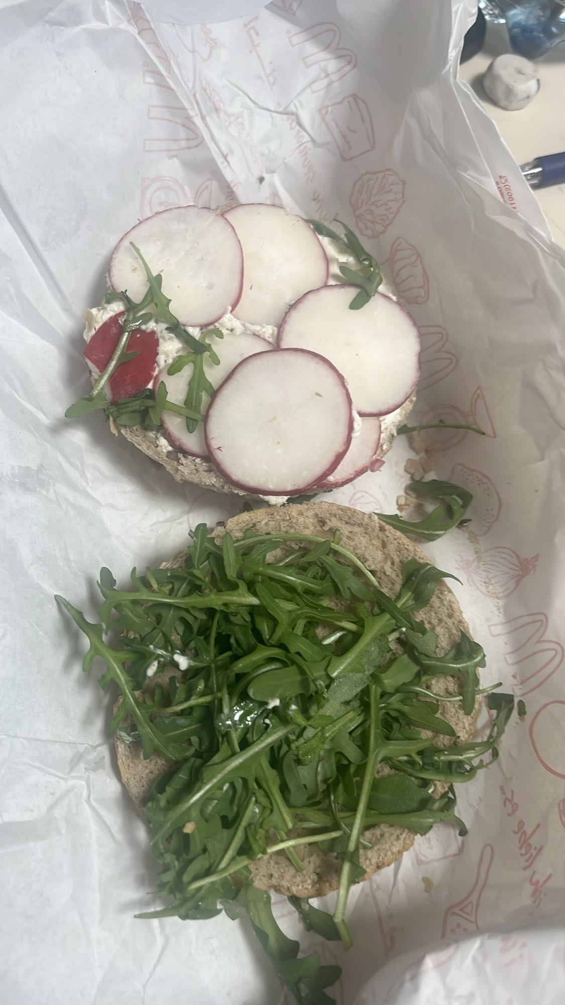 Kanapka z rukolą i rzodkiewką