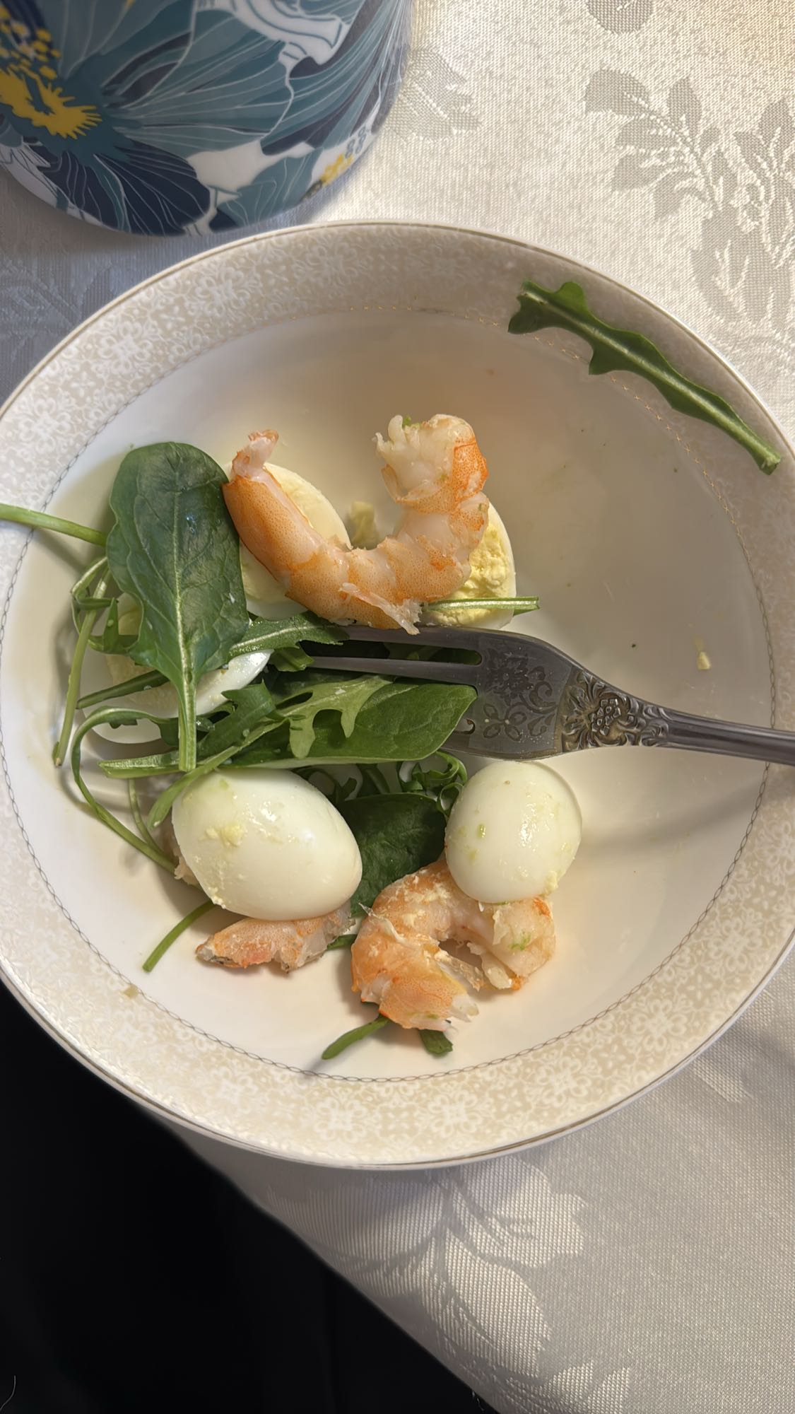 Салат с креветками и яйцом