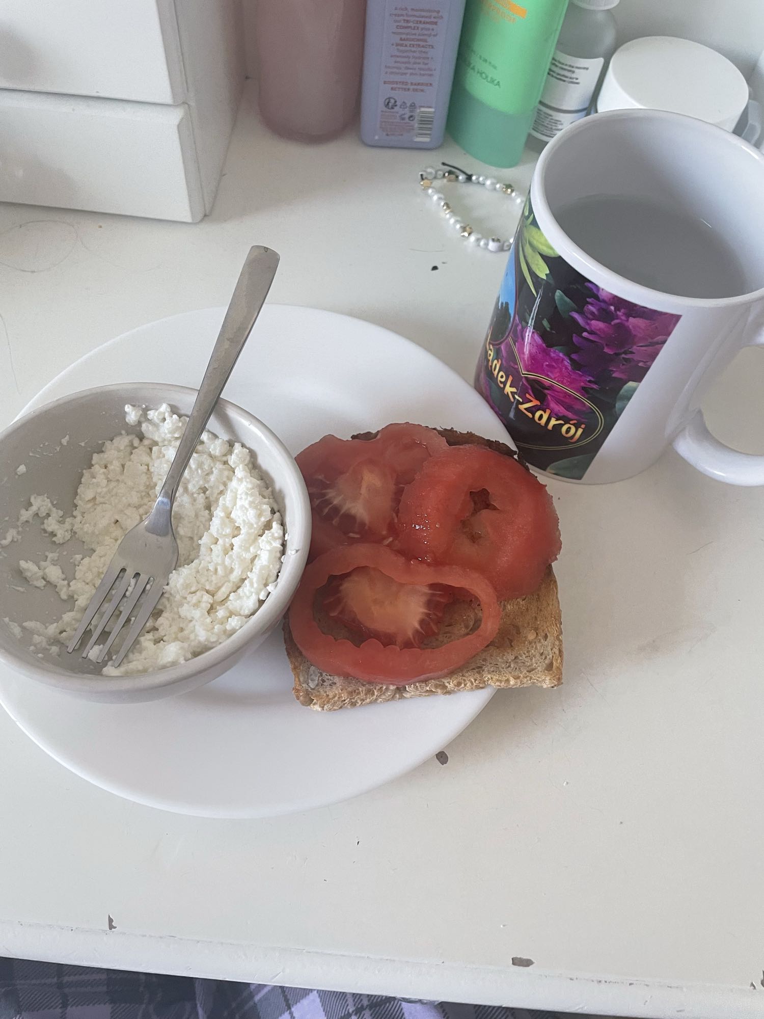 Twaróg z chlebem i pomidorem