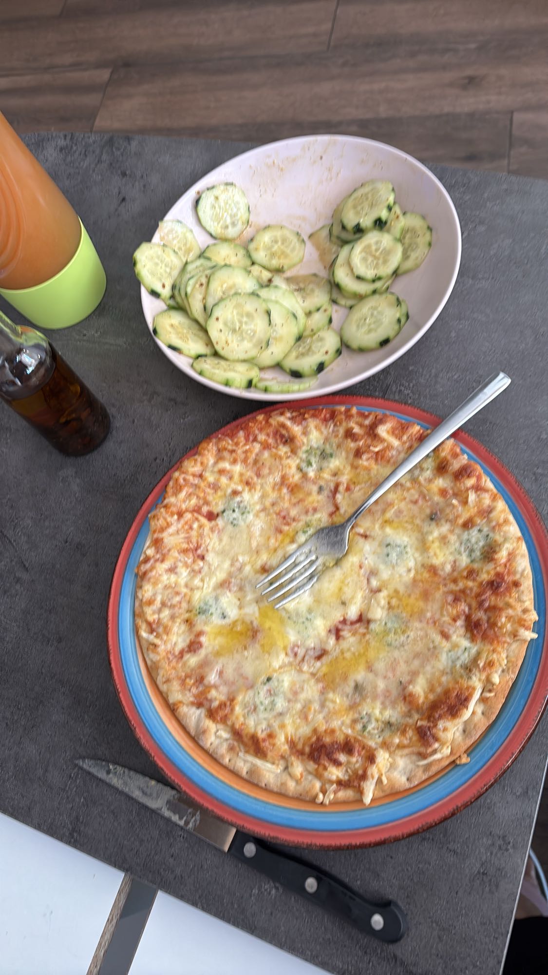 Pizza au fromage et salade