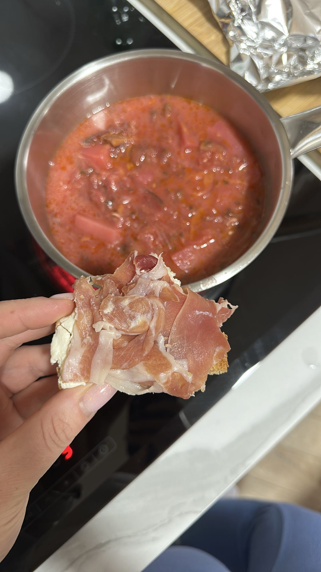 Pan con jamón y tomate