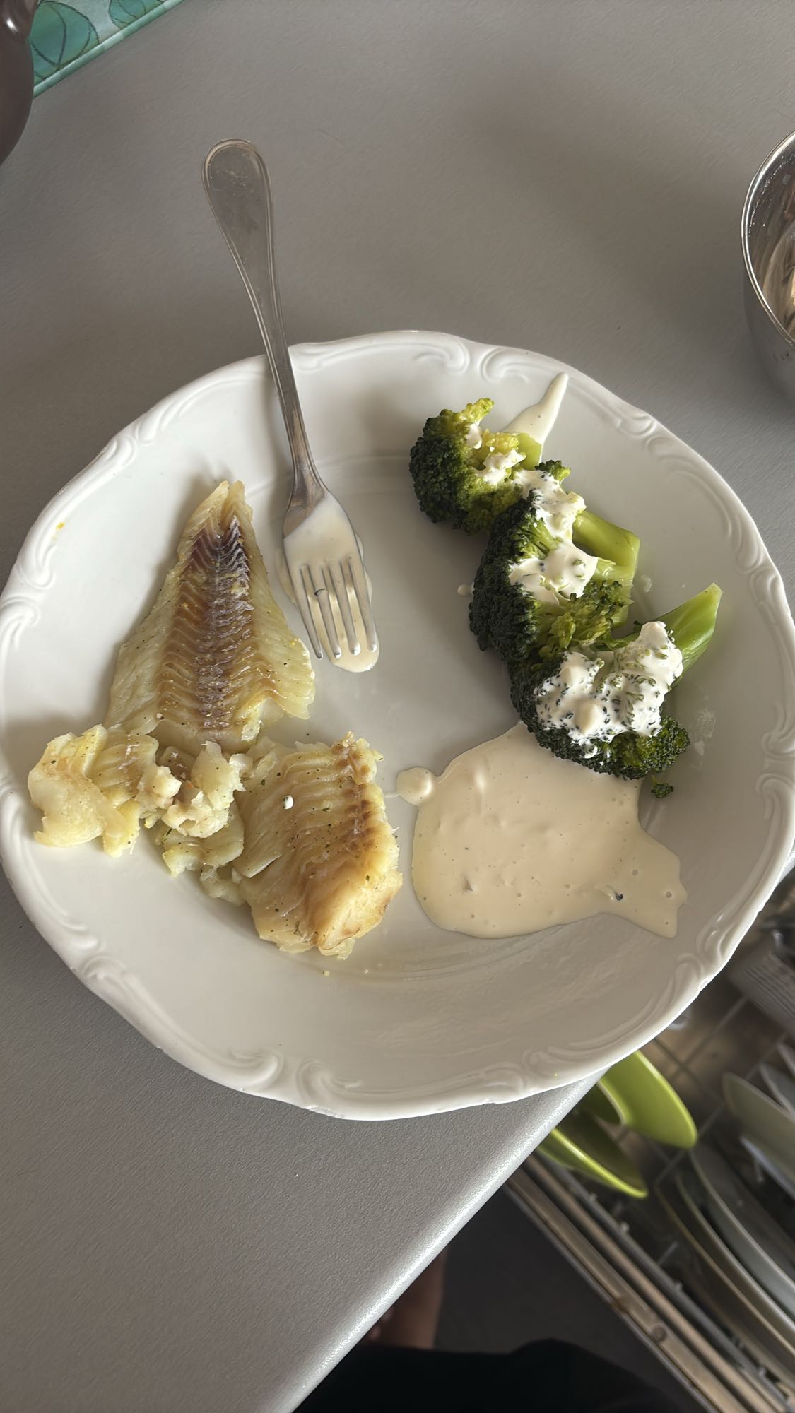 Ryba z brokułami i sosem