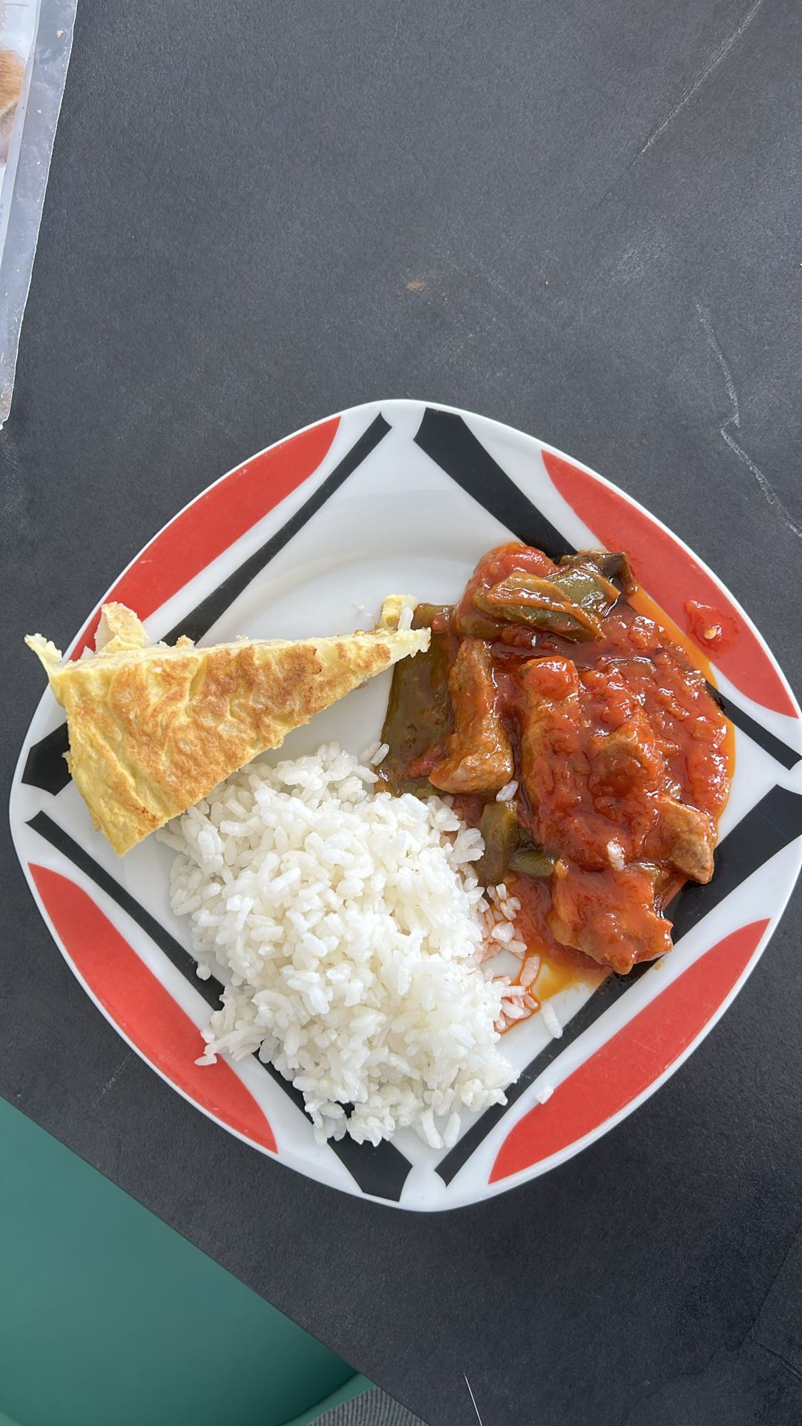 Arroz con carne y tortilla