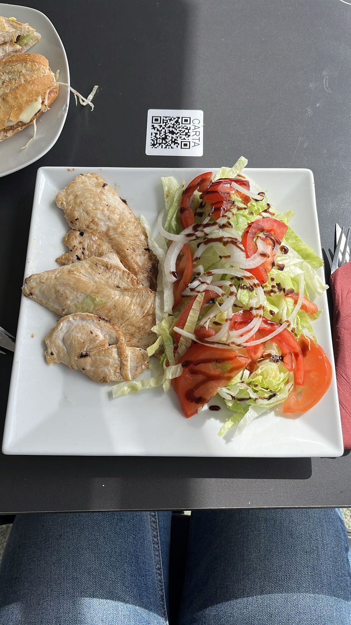 Pechuga de pollo con ensalada