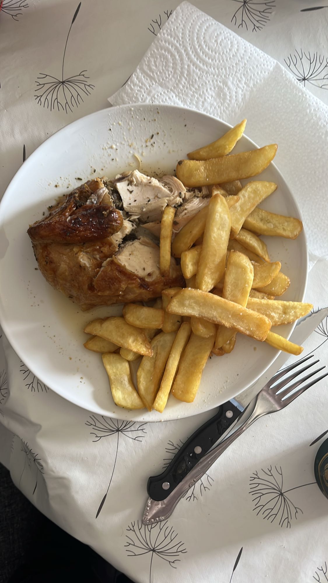 Pollo asado con papas fritas