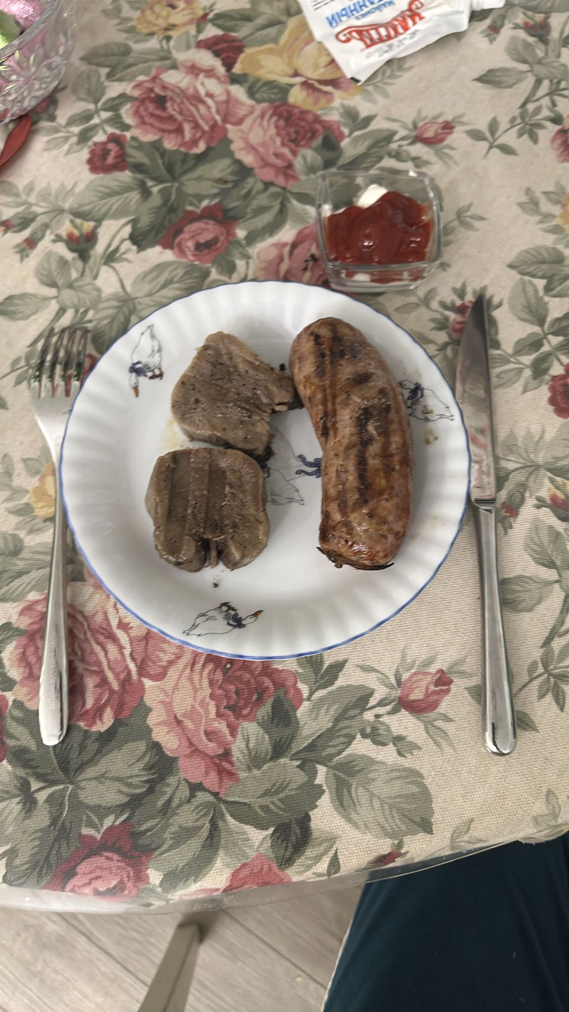 Жареная колбаса и язык