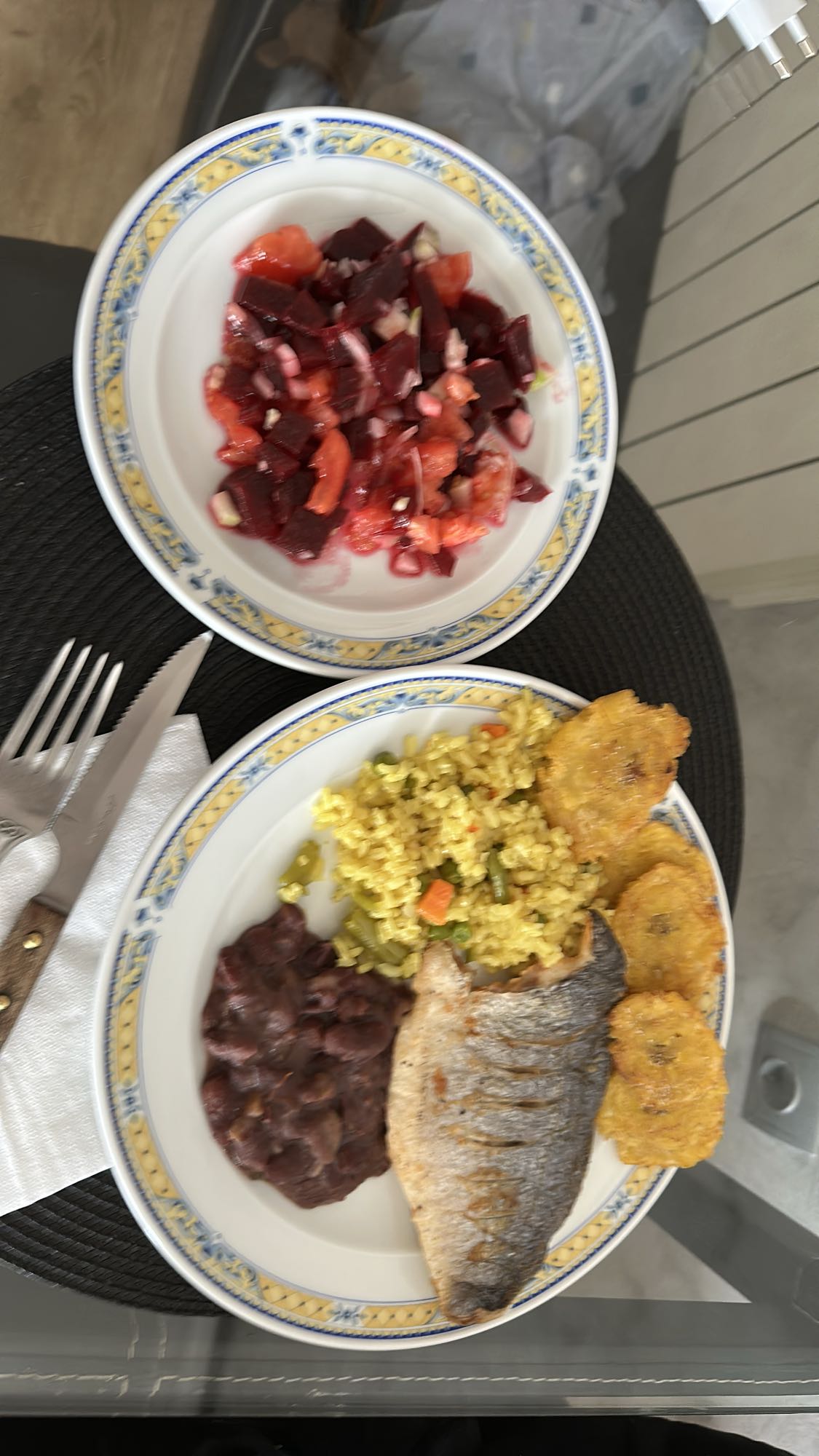 Pescado con arroz y ensalada