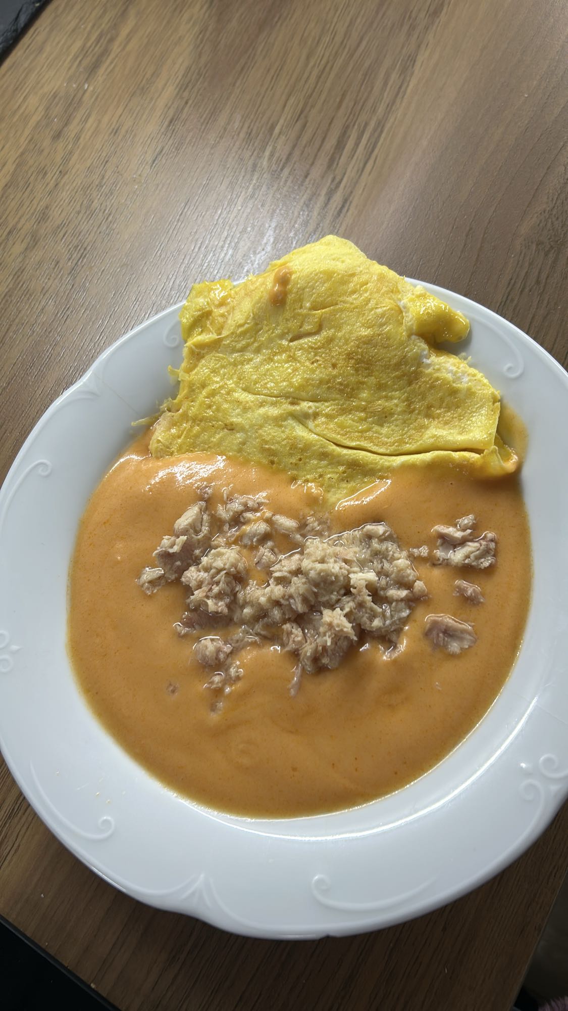 Tortilla con salsa y atún