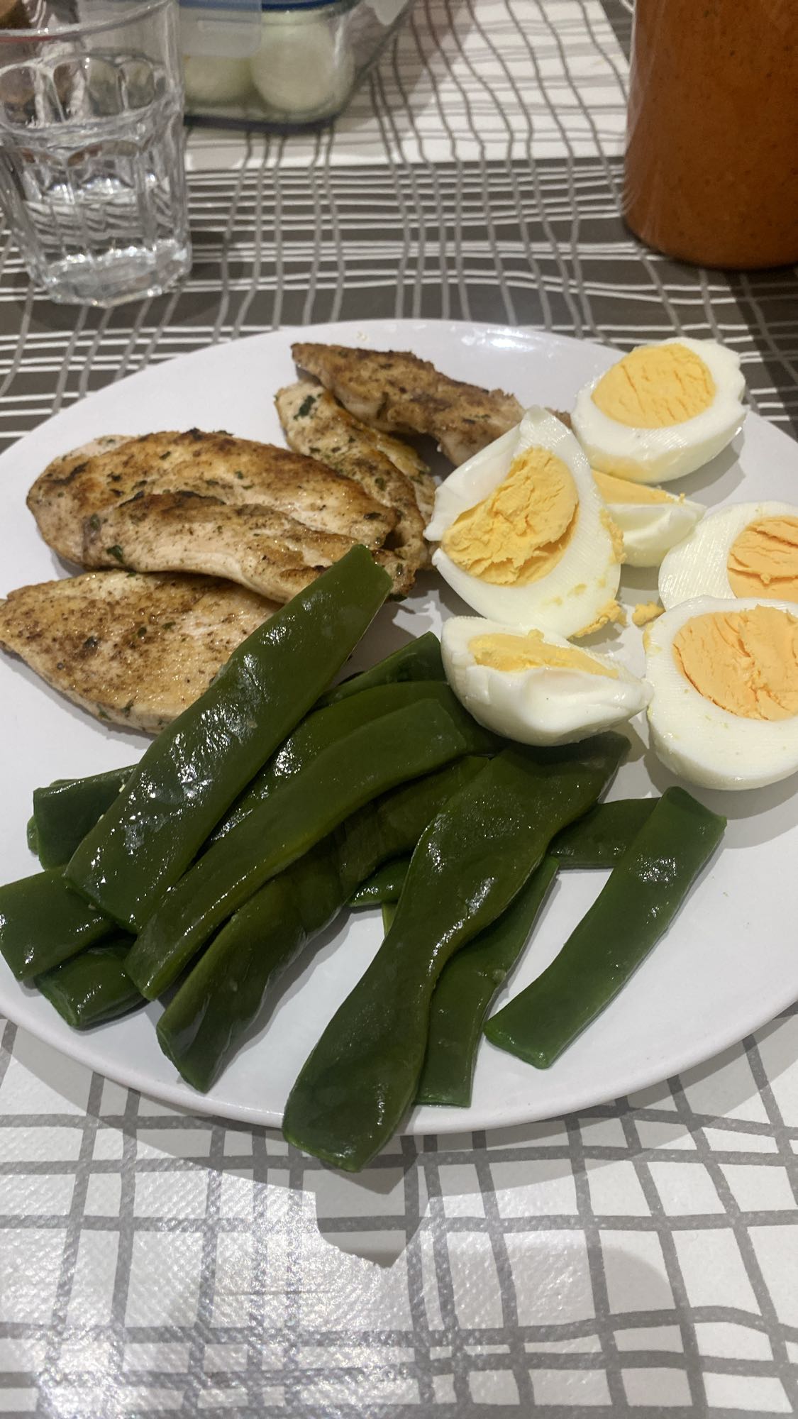 Pollo con ejotes y huevo