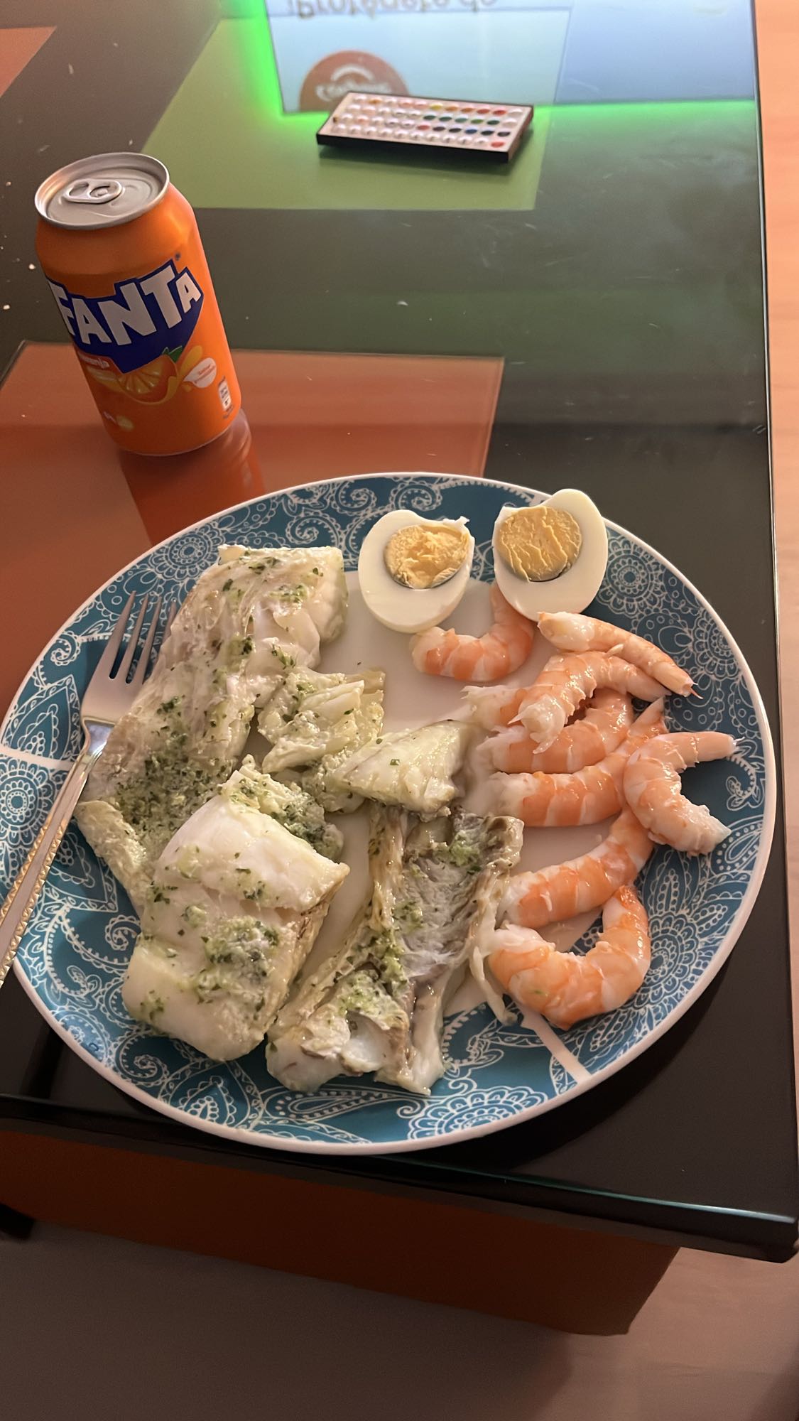 Pescado con gambas y huevo