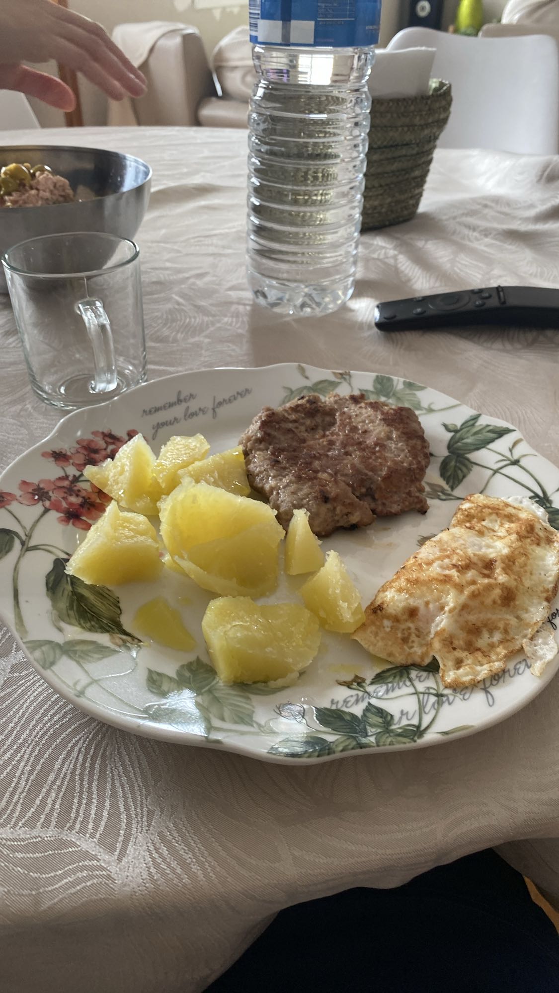 Carne con papas y huevo