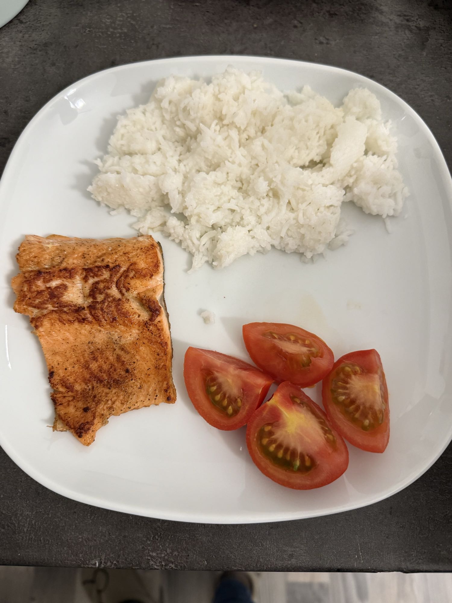 Łosoś z ryżem i pomidorem