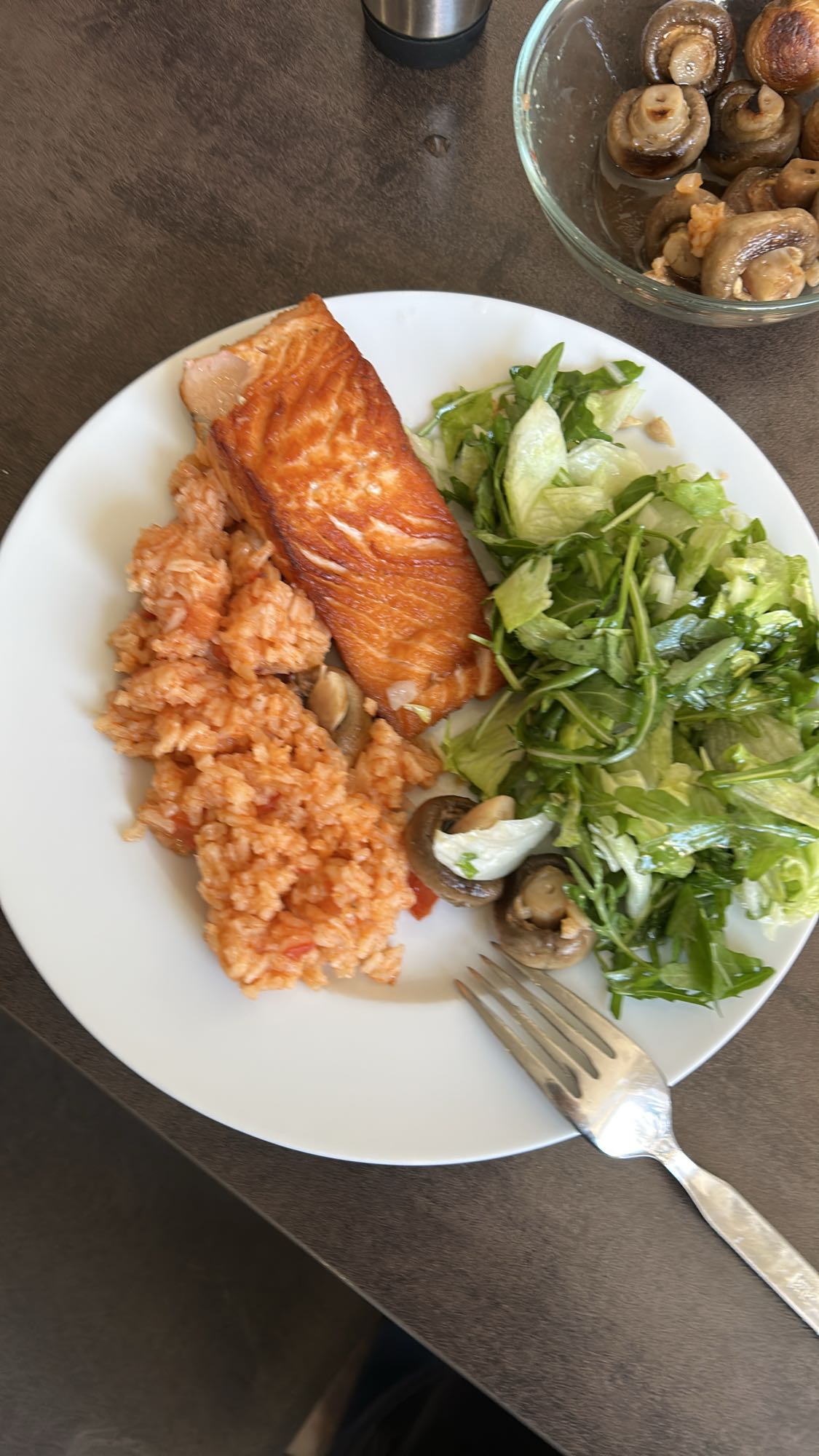 Lachs mit Reis und Salat