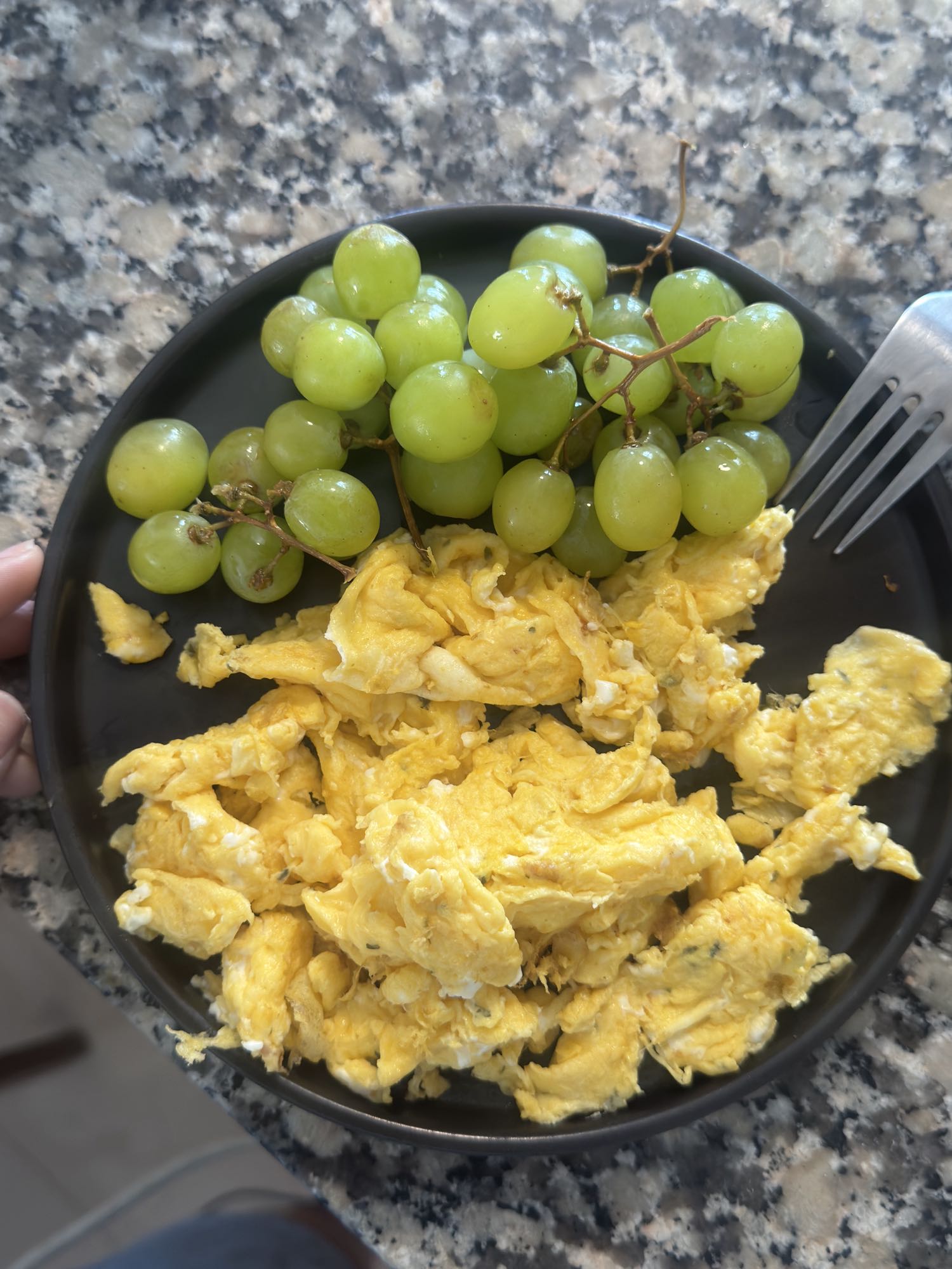 Huevos revueltos con uvas