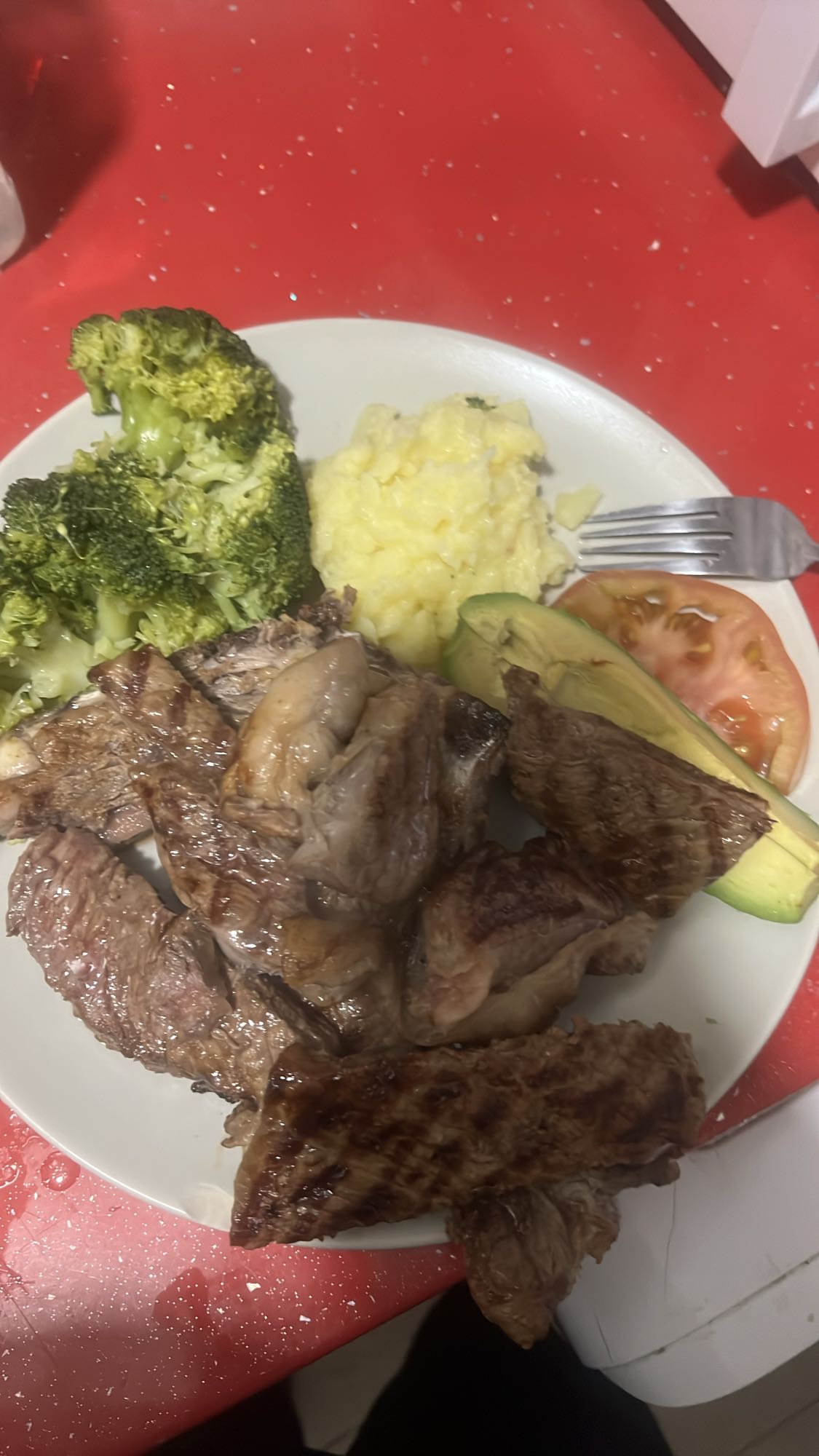 Plato de carne y vegetales