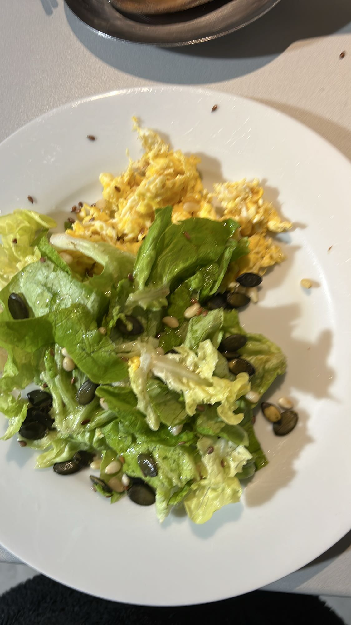 Ovos mexidos com salada