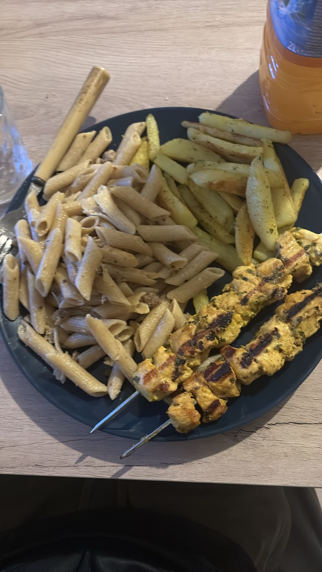 Pâtes et brochettes de poulet