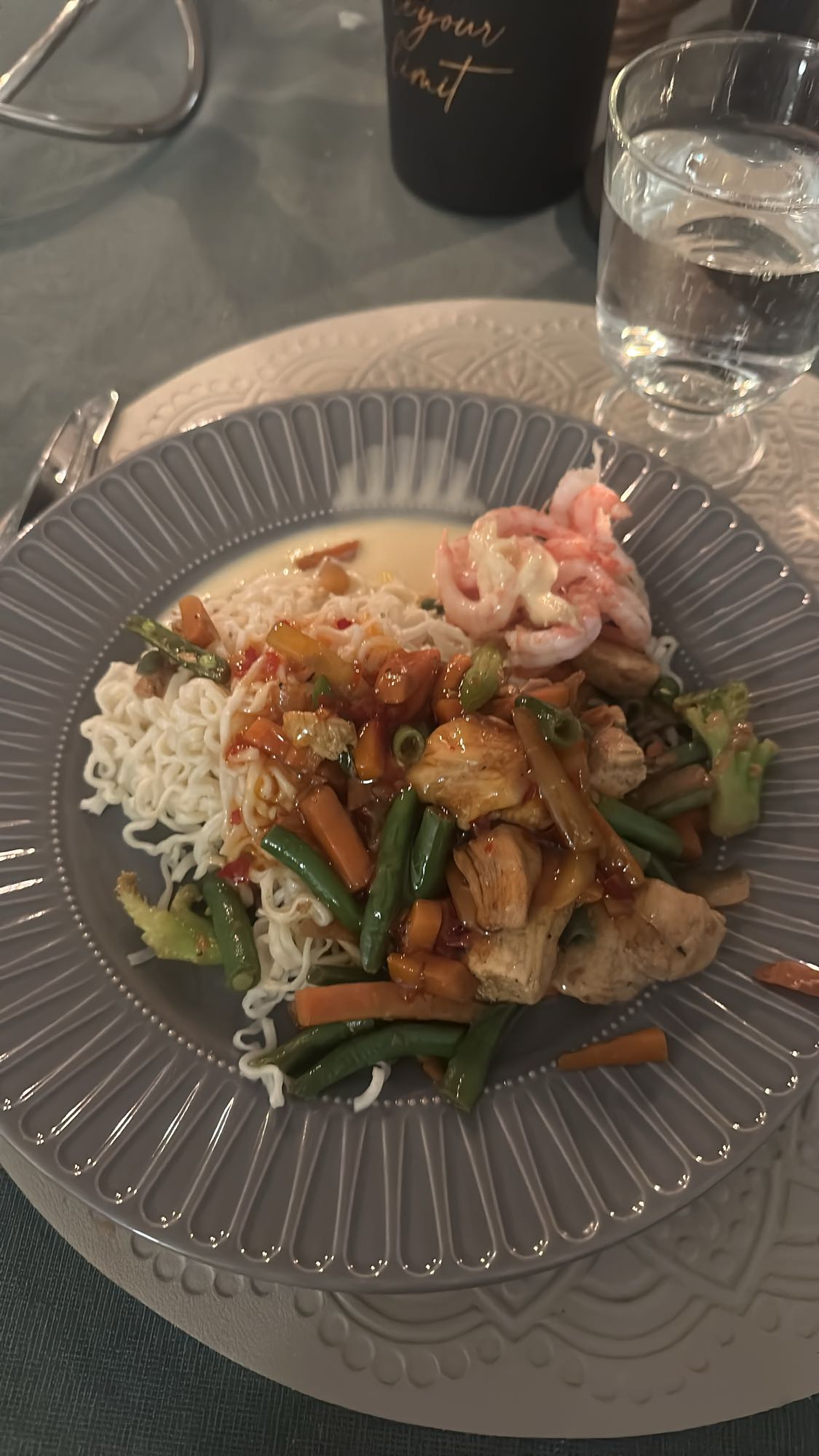 Nudlar med kyckling och räkor