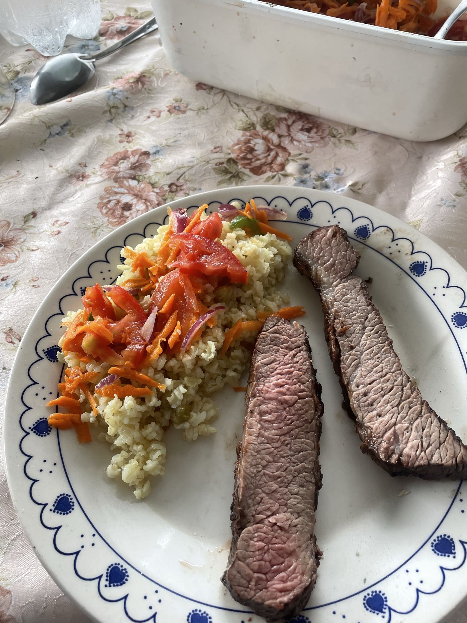 Carne con arroz y verduras