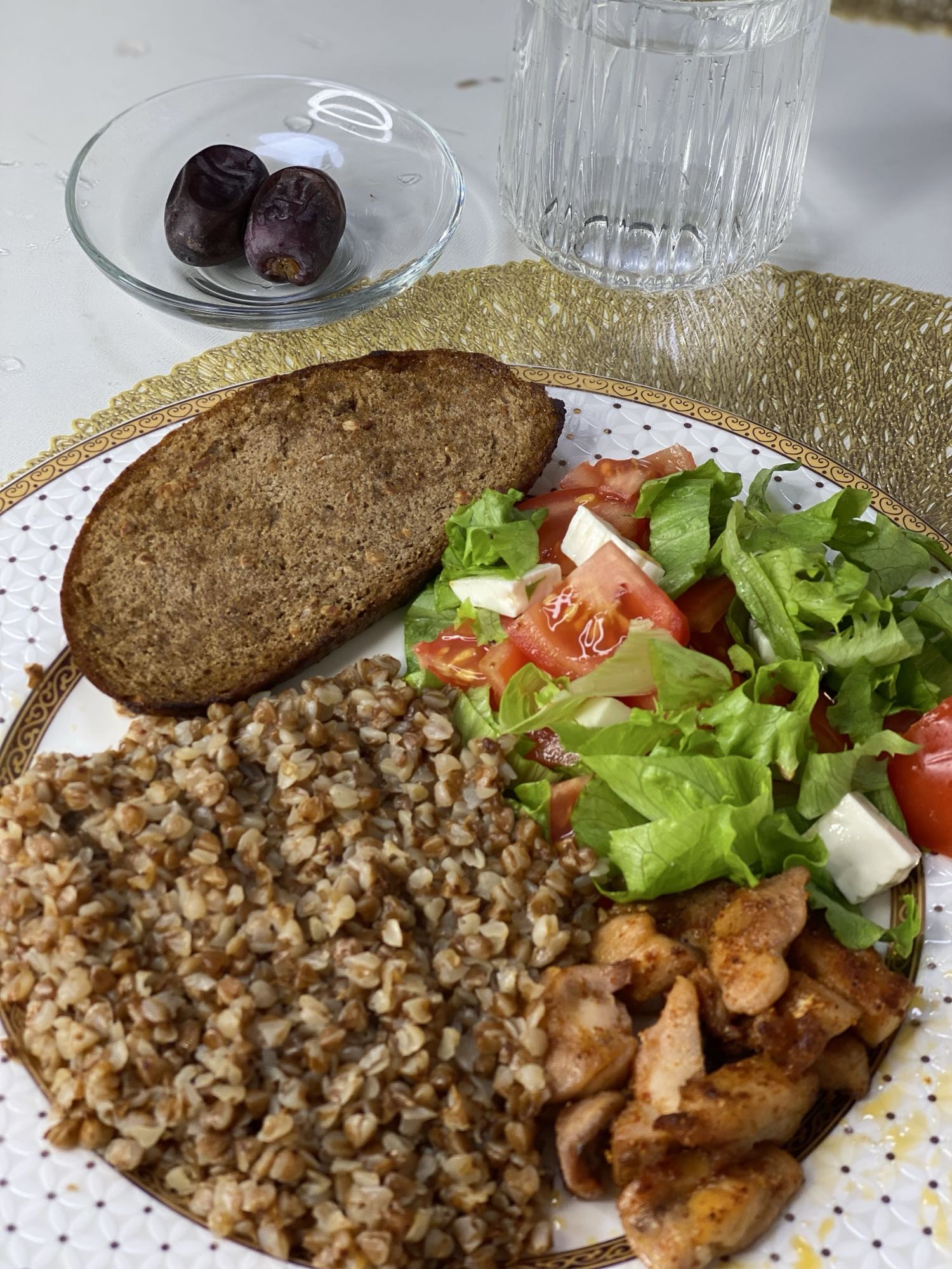 Гречка с курицей и салатом