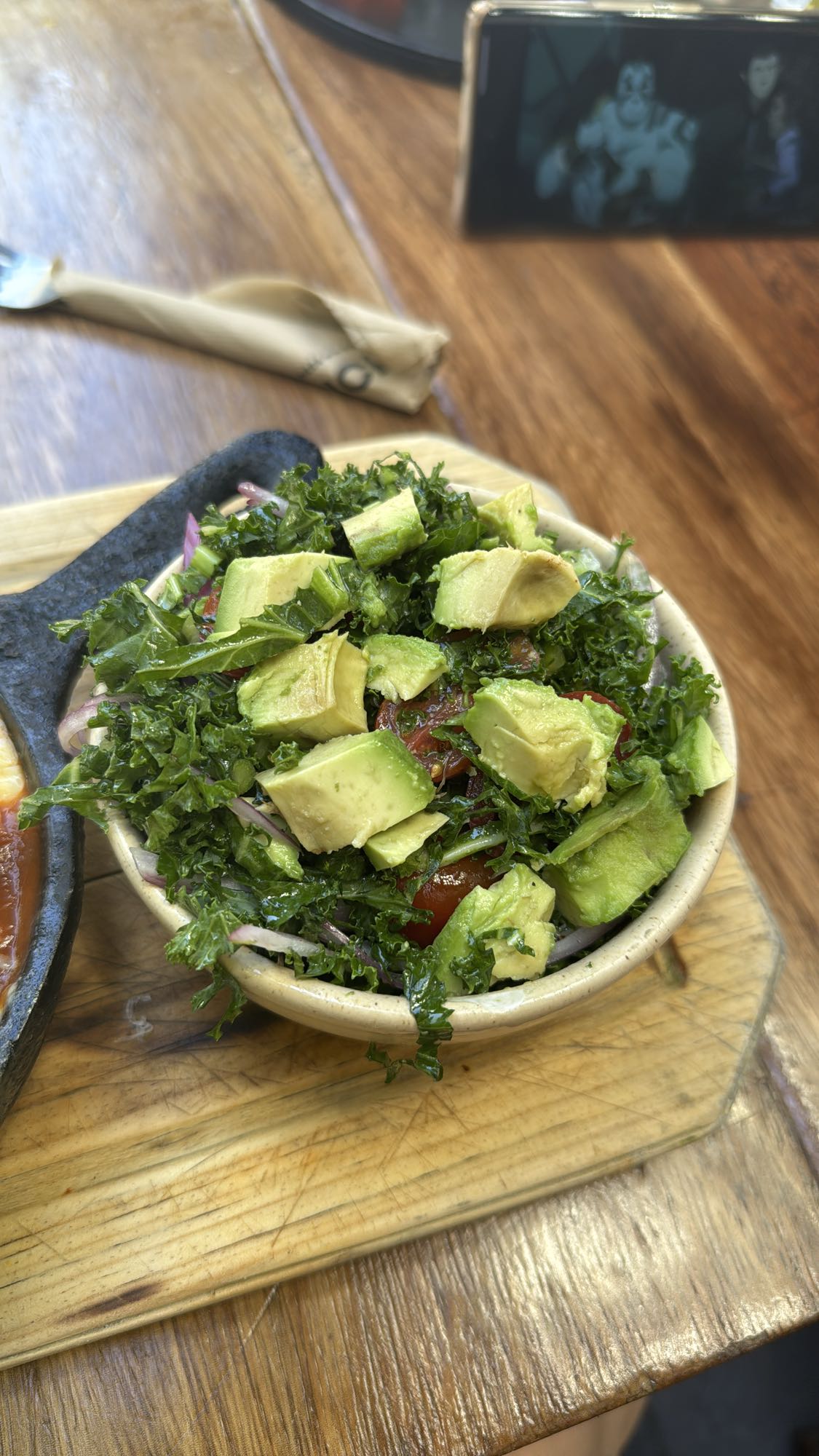 Салат с авокадо и капустой