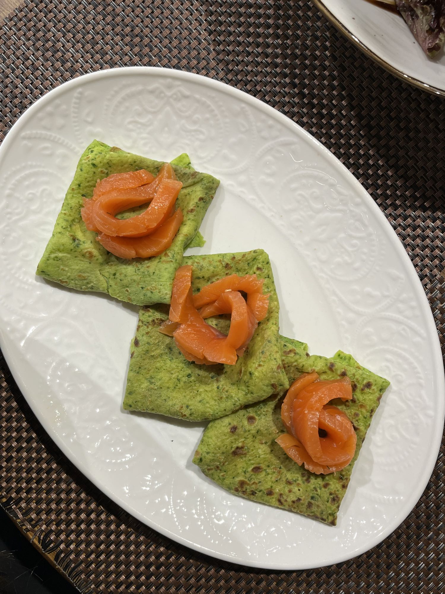 Зеленые блины с лососем