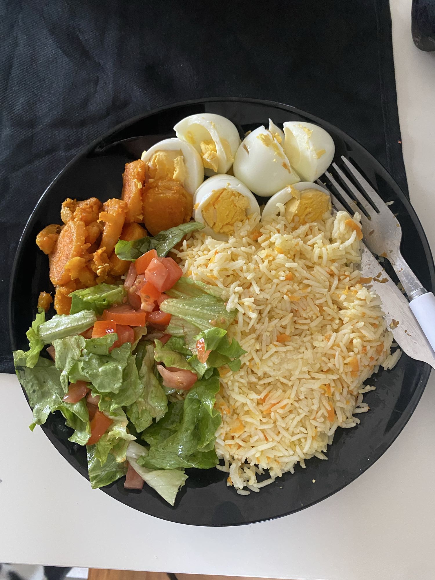 Arroz com ovos e salada