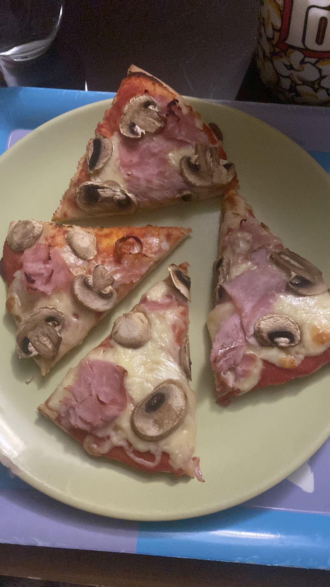 Pizza de jamón y champiñones