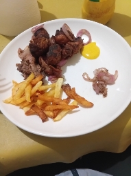 Viande grillée et frites