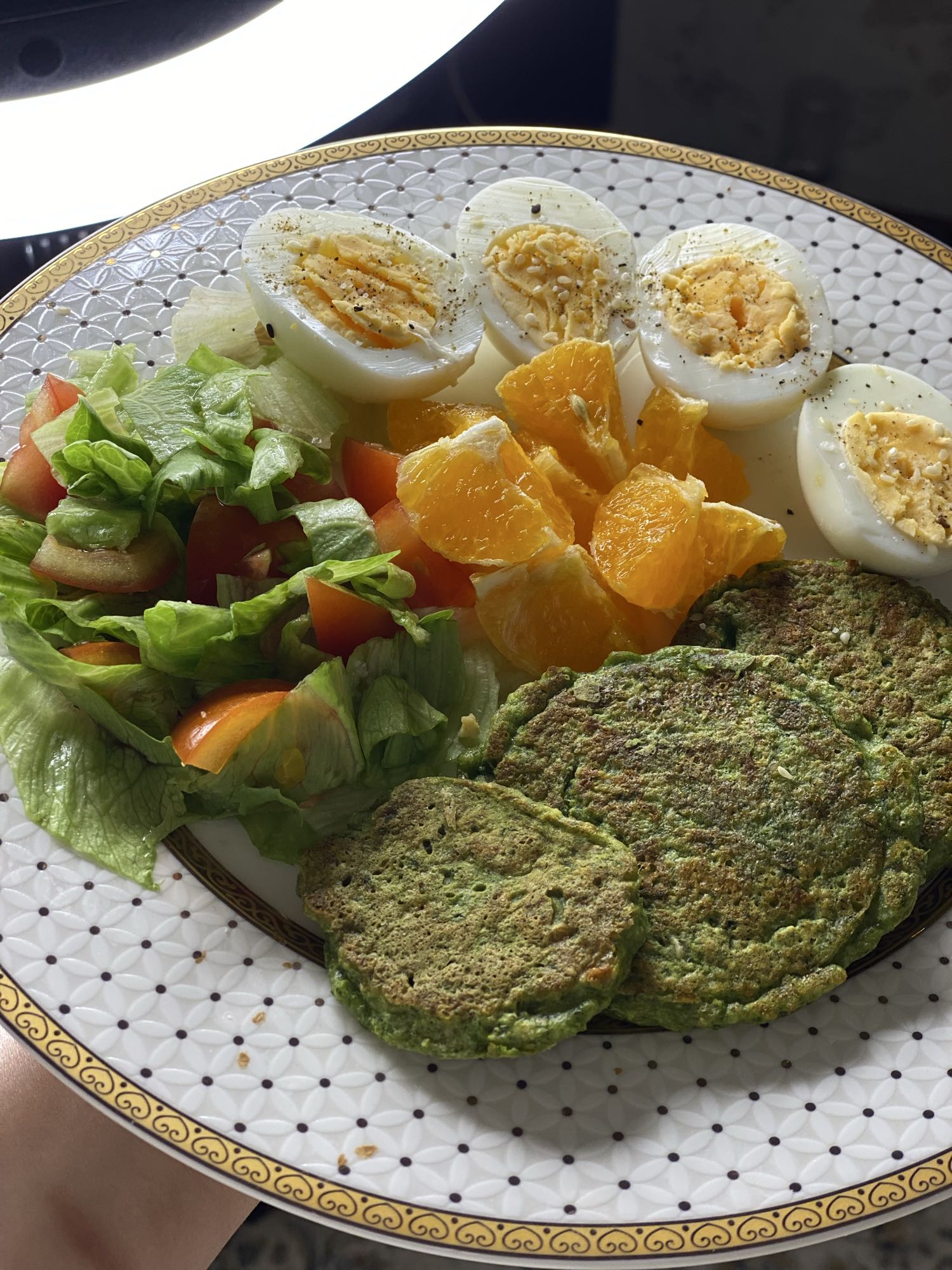 Yeşil krep ve haşlanmış yumurta