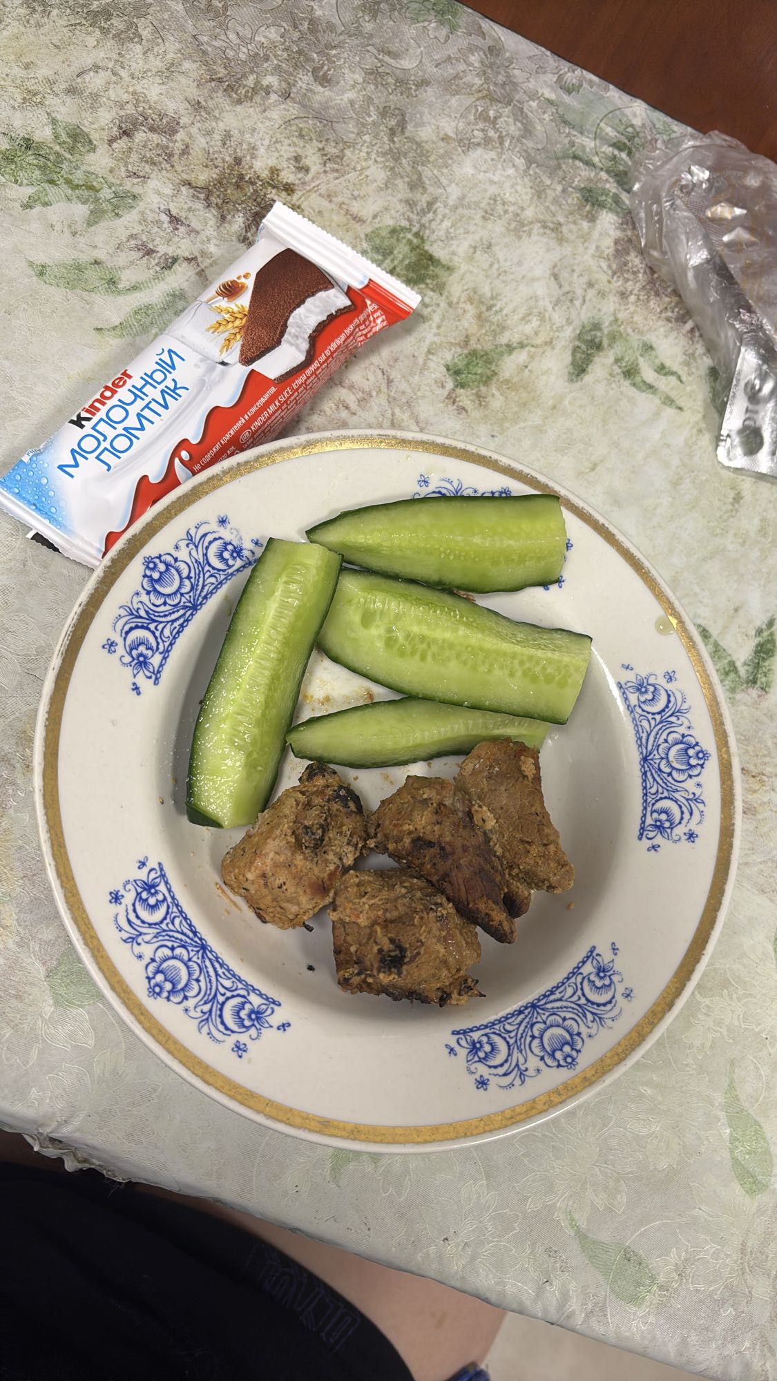 Мясо с огурцом и батончиком