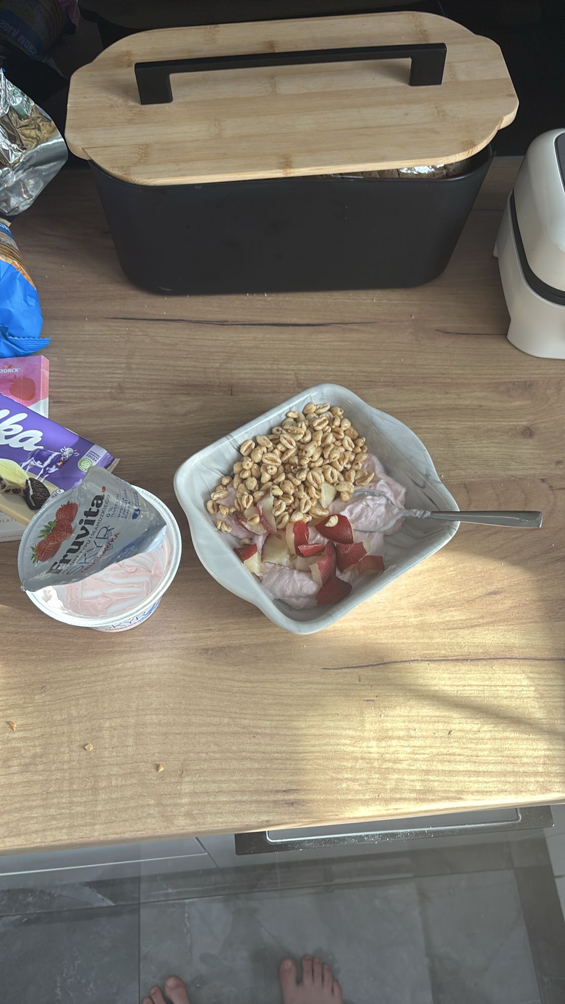 Jogurt z owocami i musli