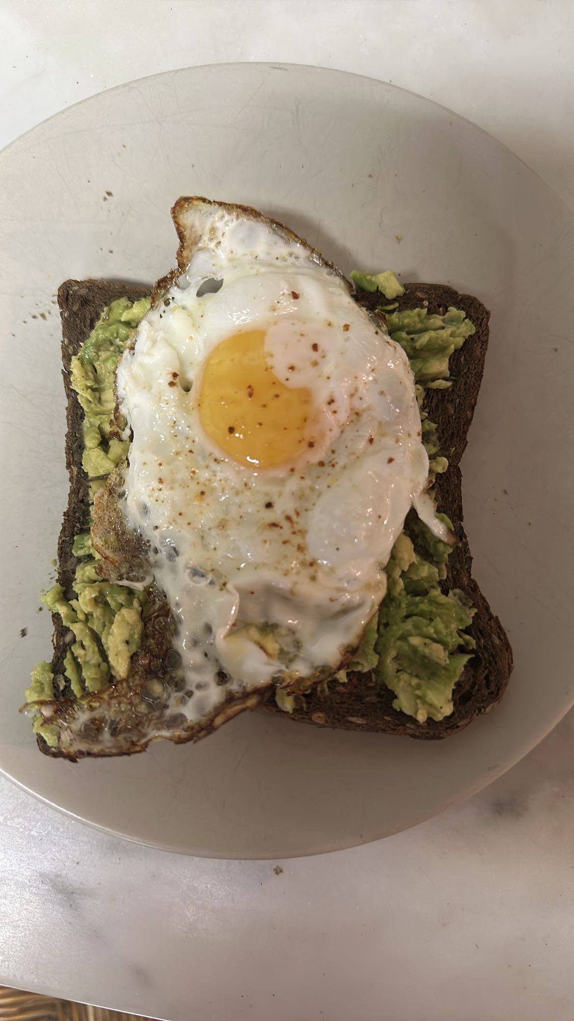 Toast à l'avocat et œuf