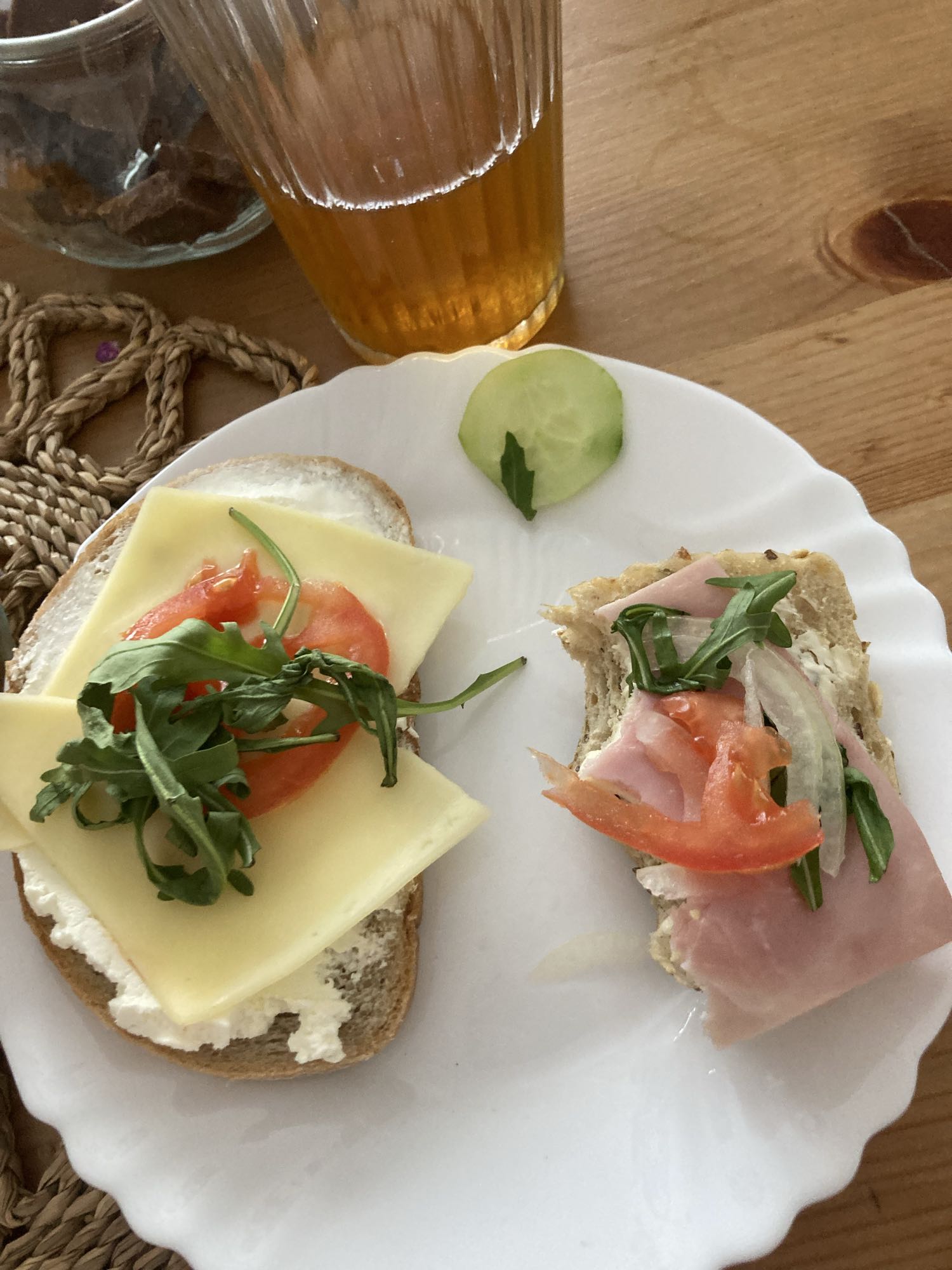 Kanapki z serem i szynką