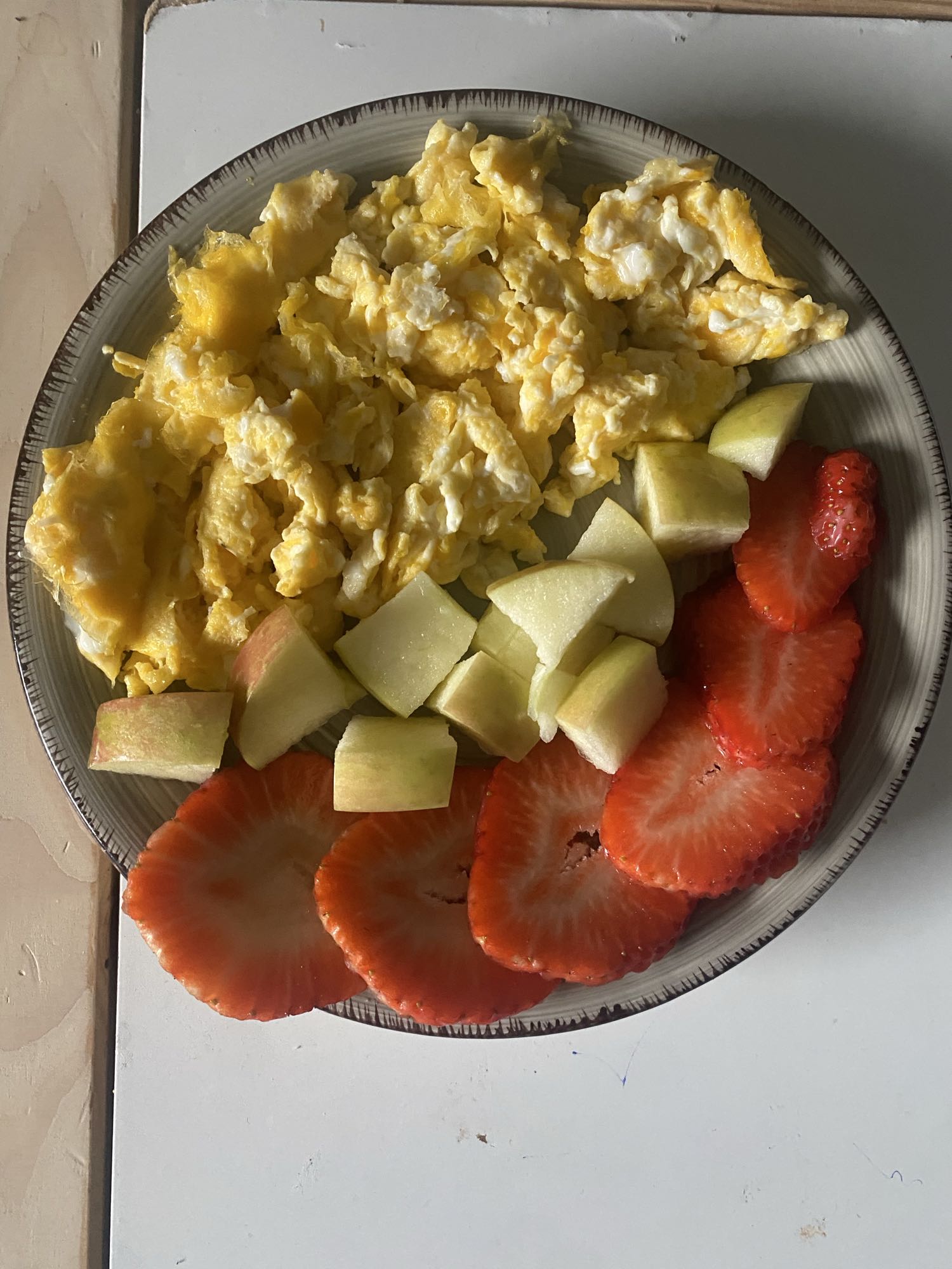 Huevos revueltos con fruta