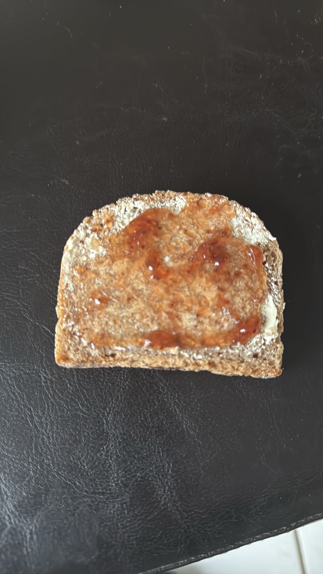 Tartine au beurre et confiture