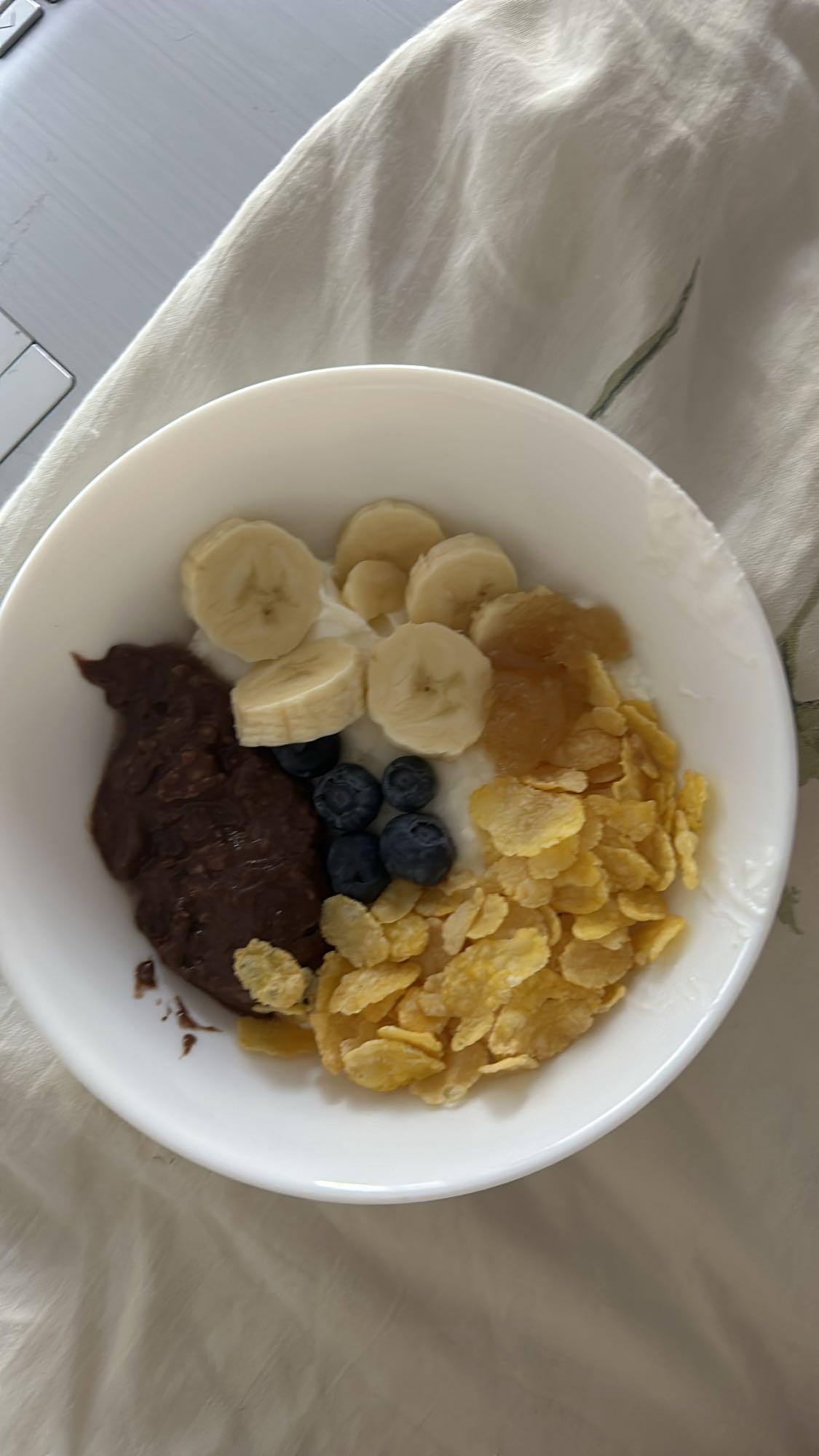 Jogurt z owocami i musli