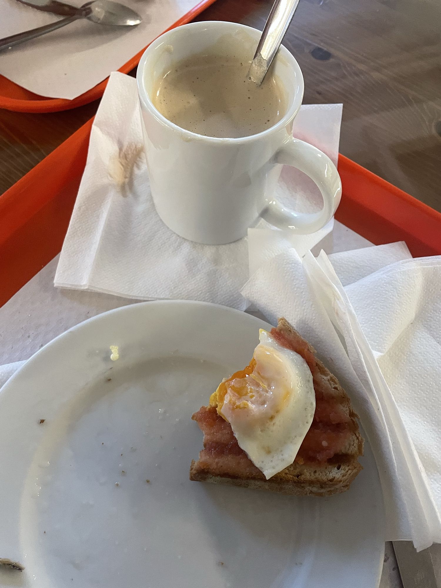Tostada con huevo y café