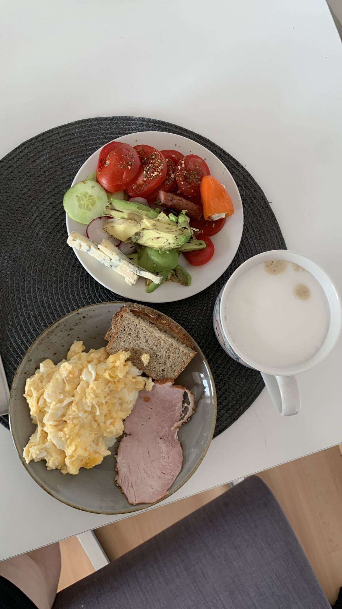 Śniadanie białkowo-tłuszczowe