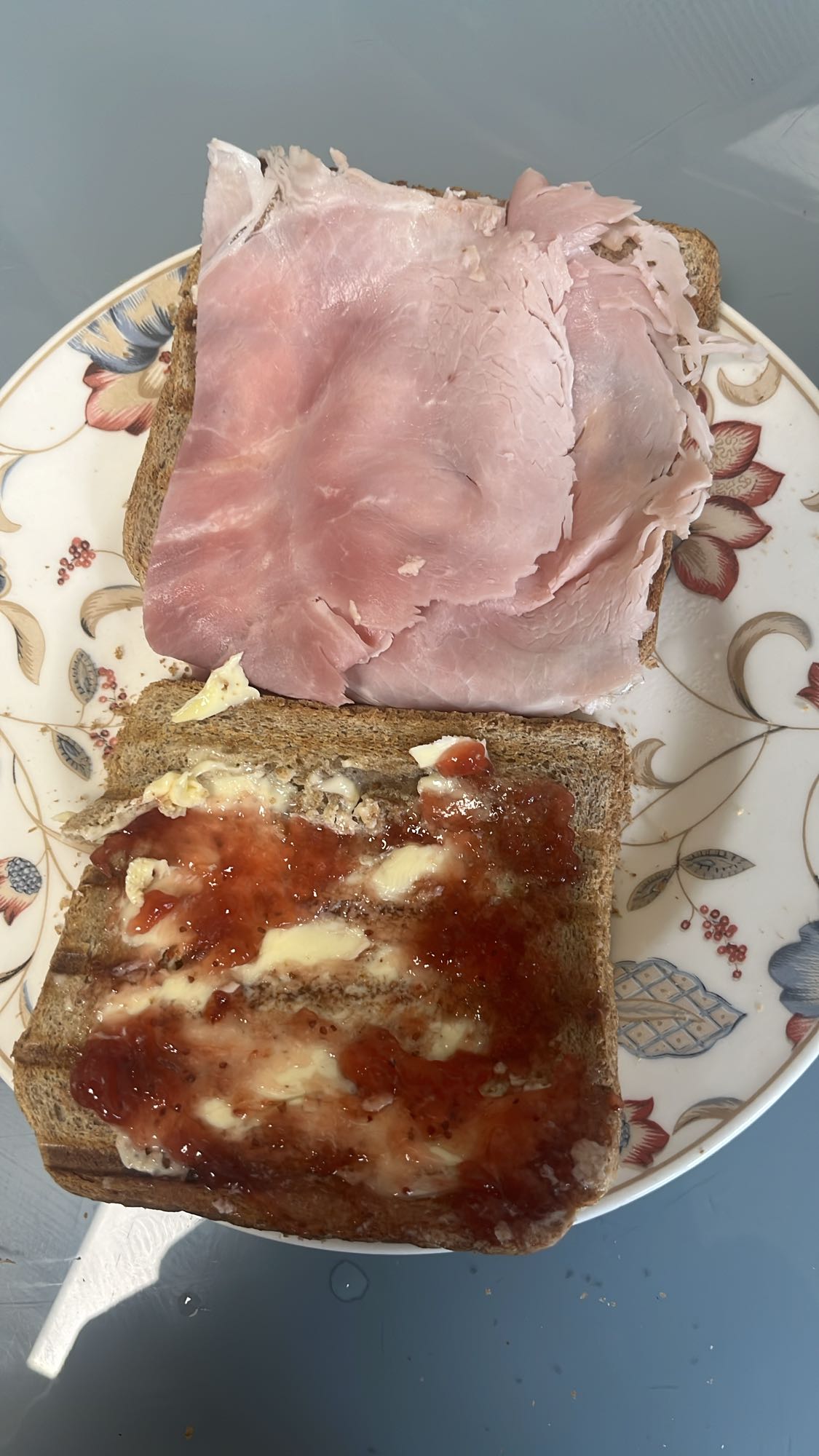 Sándwich de jamón y mermelada