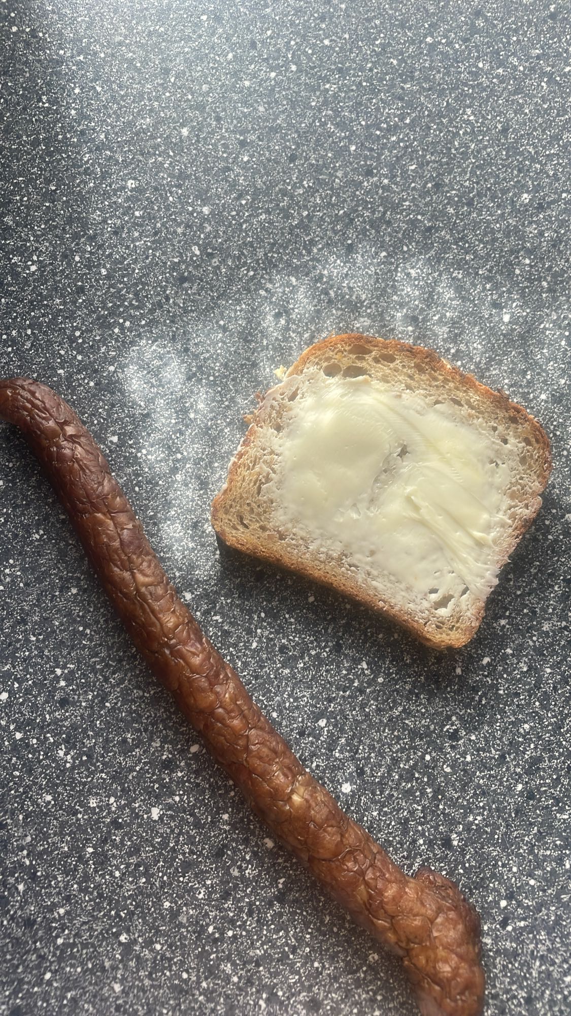 Kanapka z masłem i kiełbasą