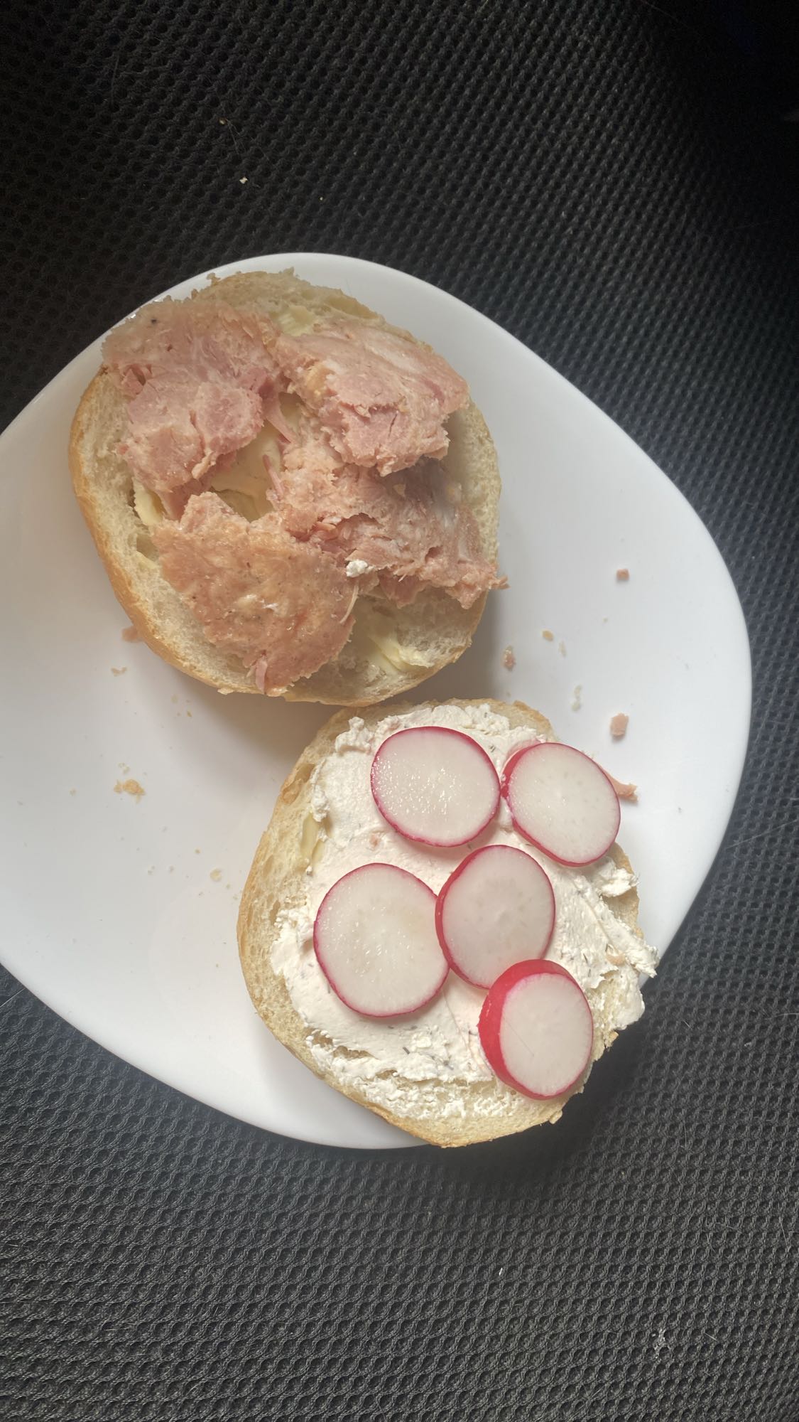 Kanapki z pastą i rzodkiewką