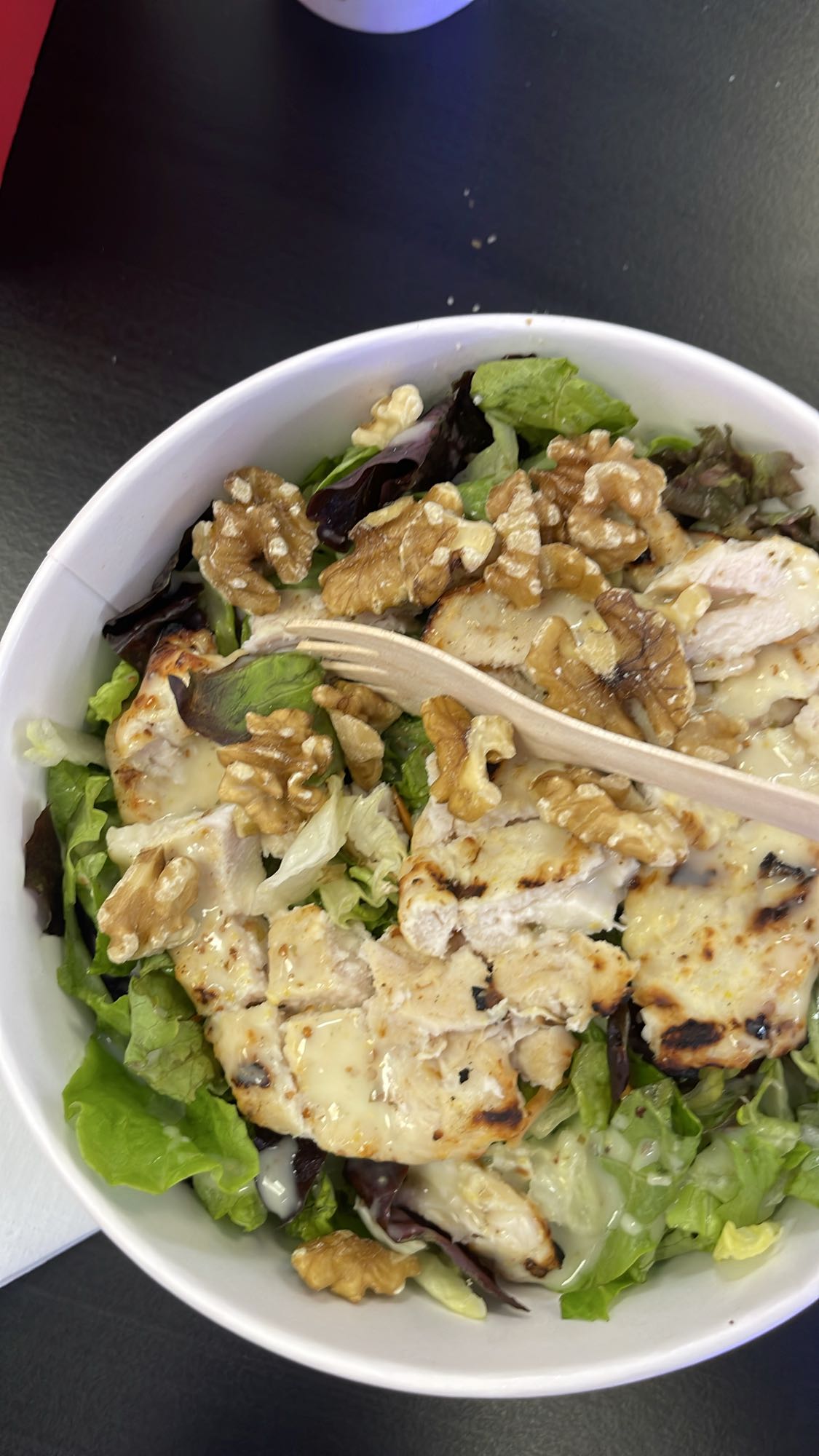 Salade au poulet et noix