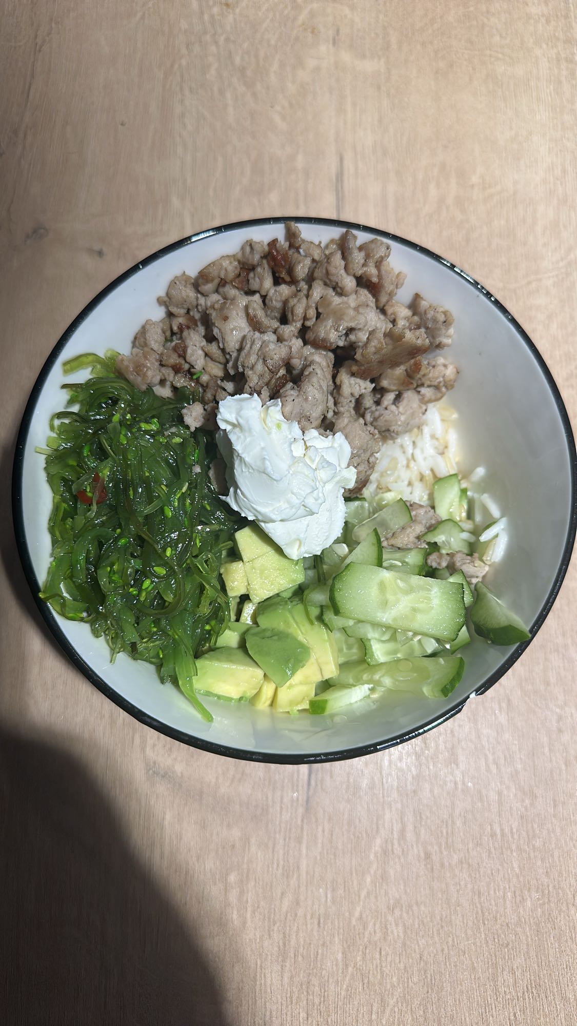 Боул с мясом и авокадо